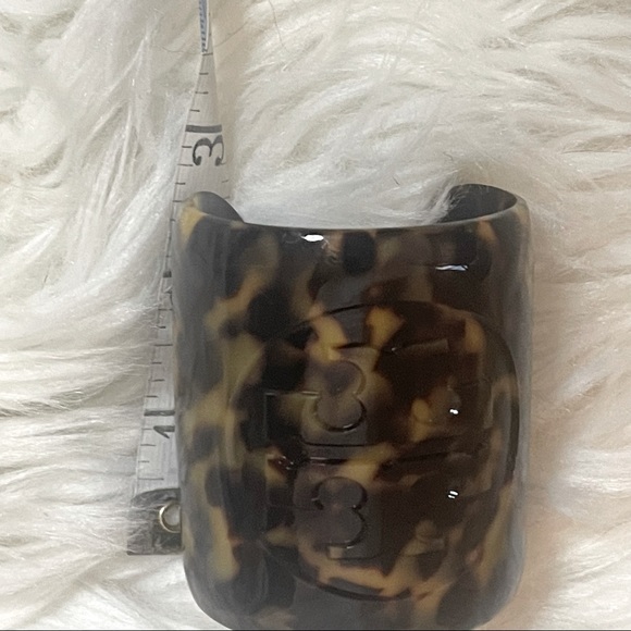 Tory Burch tortoise shell resin cuff bracelet - Picture 3 of 6